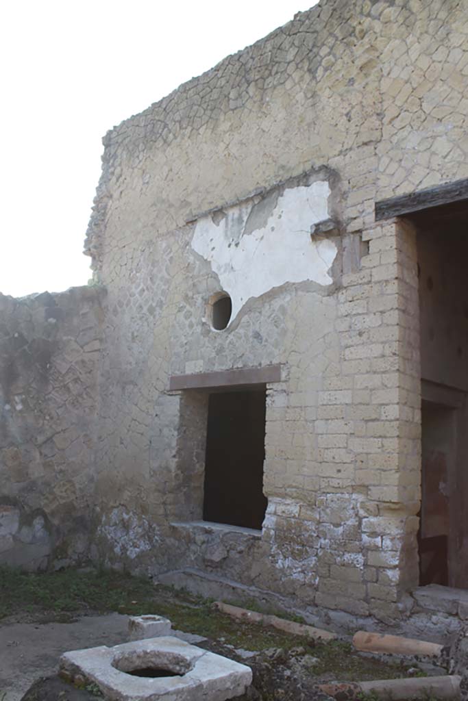 V.35 Herculaneum. March 2014.
Looking south-west across courtyard garden 12, towards west wall with doorway and window of diaeta 6.
Foto Annette Haug, ERC Grant 681269 DÉCOR